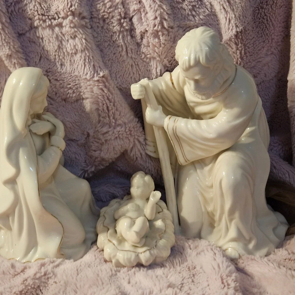 VTG‎ Ivory Porcelain Nativity Set Holy Family Joseph Mary Baby Jesus Gold Accent